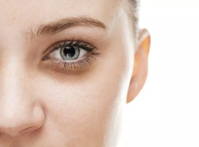Vùng da dưới mắt có rất nhiều mạch máu li ti, khi chúng tổn thương sẽ khiến mắt thâm quầng (Nguồn: Internet)