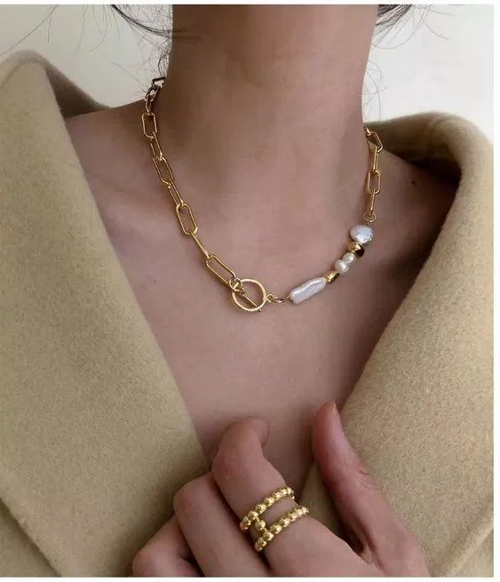 Để tránh bị “cộng thêm tuổi” bạn nên chọn chuỗi ngọc trai kết hợp thêm chuỗi dây vàng (Nguồn: Internet) Để tránh bị “cộng thêm tuổi” bạn nên chọn chuỗi ngọc trai kết hợp thêm chuỗi dây vàng (Nguồn: Internet)