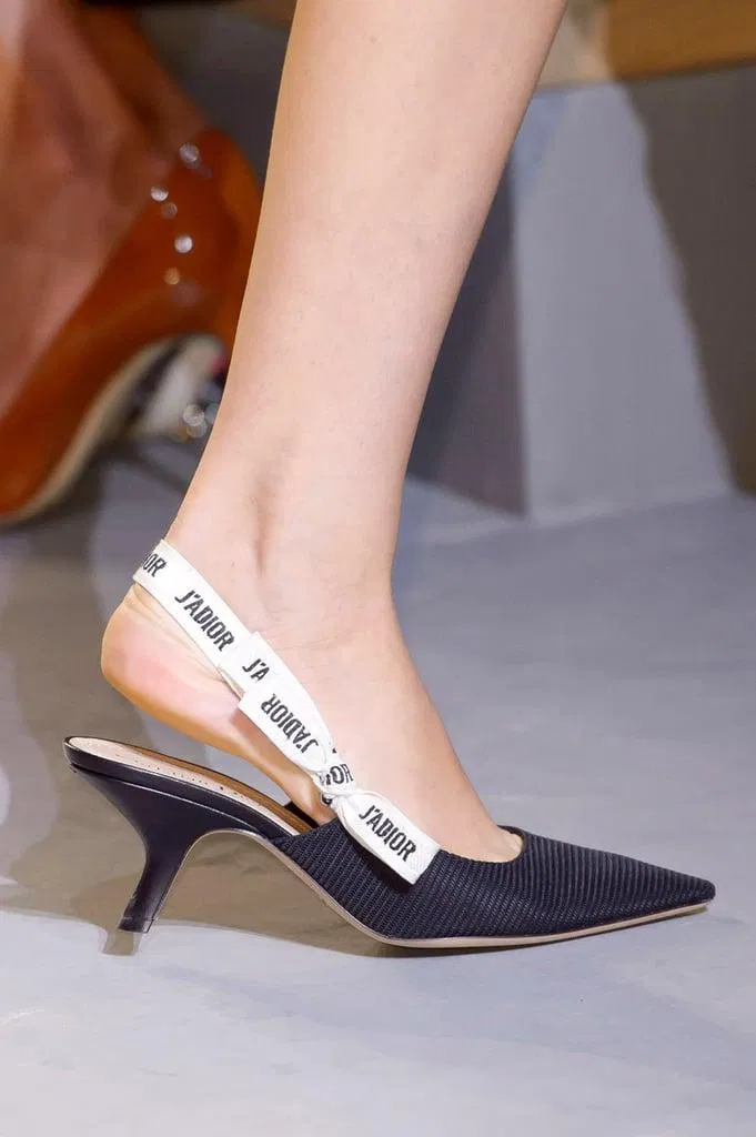 Kitten heels với phần gót chỉ cao từ 2 - 5cm (Nguồn: Internet) Kitten heels với phần gót chỉ cao từ 2 - 5cm (Nguồn: Internet)