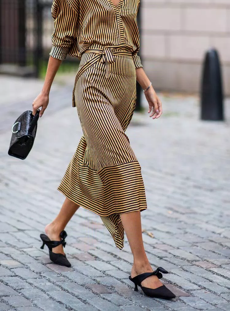 Kitten heels với outfit hiện đại, nữ tính (Nguồn: Internet) Kitten heels với outfit hiện đại, nữ tính (Nguồn: Internet)