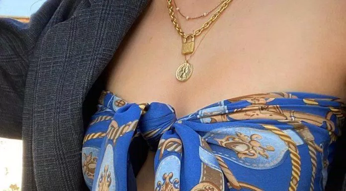 Biến tấu khăn lụa thành croptop đầy táo bạo (Nguồn: Internet) Biến tấu khăn lụa thành croptop đầy táo bạo (Nguồn: Internet)
