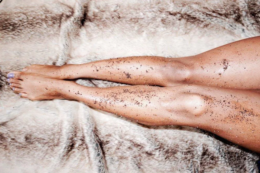 Tẩy da chết body sẽ chứa các loại hạt có kích thước lớn hơn so với sản phẩm dành cho da mặt (Nguồn: Internet)