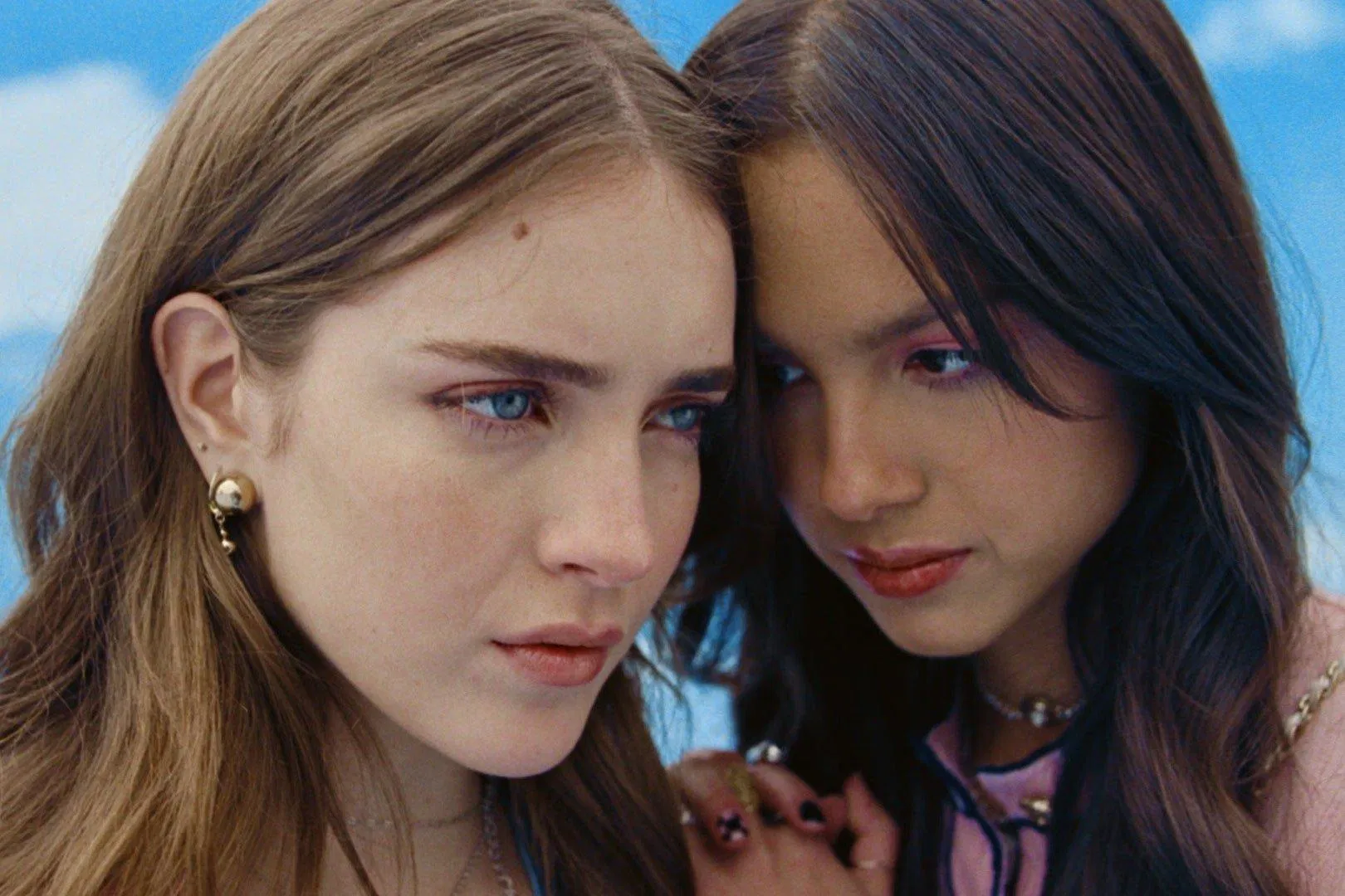 Cả hai cô nàng đều được trang điểm nhẹ nhàng, tự nhiên nhất (Ảnh: Internet)