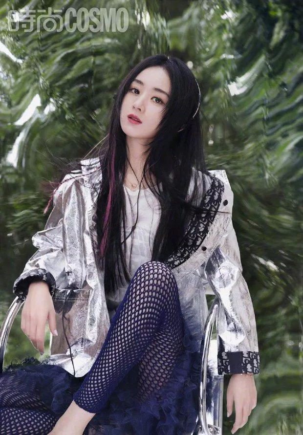 Triệu Lệ Dĩnh nổi bật trên phông nền mờ ảo trong ấn phẩm tháng 6/2021 tạp chí Cosmopolitan (Ảnh: Internet)