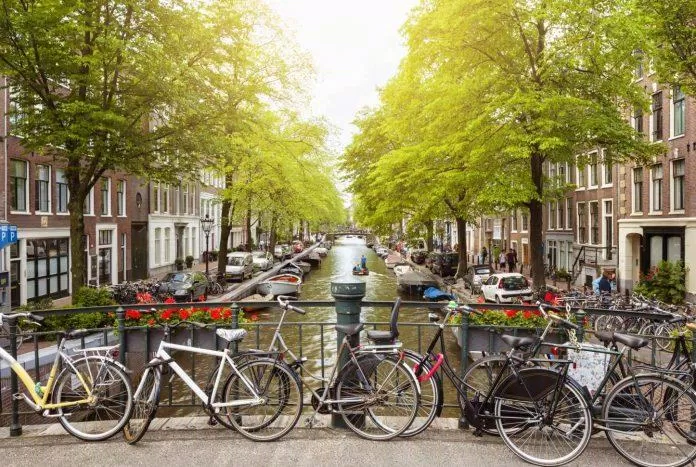 Nên thử một lần lái xe đạp quanh Amsterdam để khám phá văn hóa trọn vẹn nhất (Nguồn: Internet)