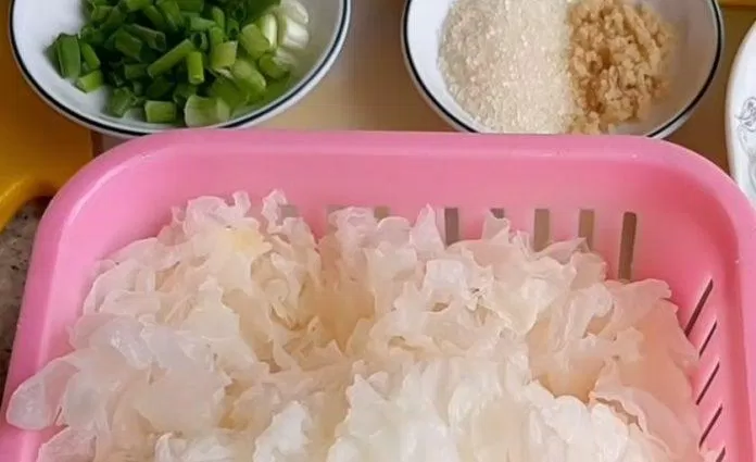 167 Học cách làm nấm tuyết xào chay đổi vị cho cả nhà mới nhất 6 Bước 2: Bước Sơ Chế Nấm Tuyết (Nguồn: Internet)