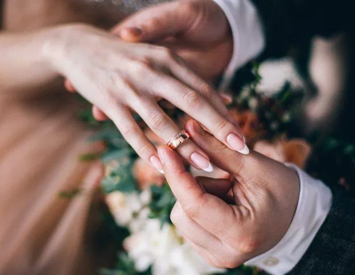 Ngón tay áp út còn được gọi là "ngón đeo nhẫn". (Ảnh: Internet)