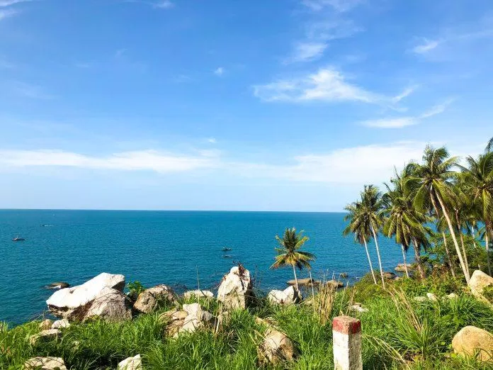 Con đường ven biển ôm trọn hòn đảo nhỏ (Nguồn: minhlakhenh). Con đường ven biển ôm trọn hòn đảo nhỏ (Nguồn: minhlakhenh).