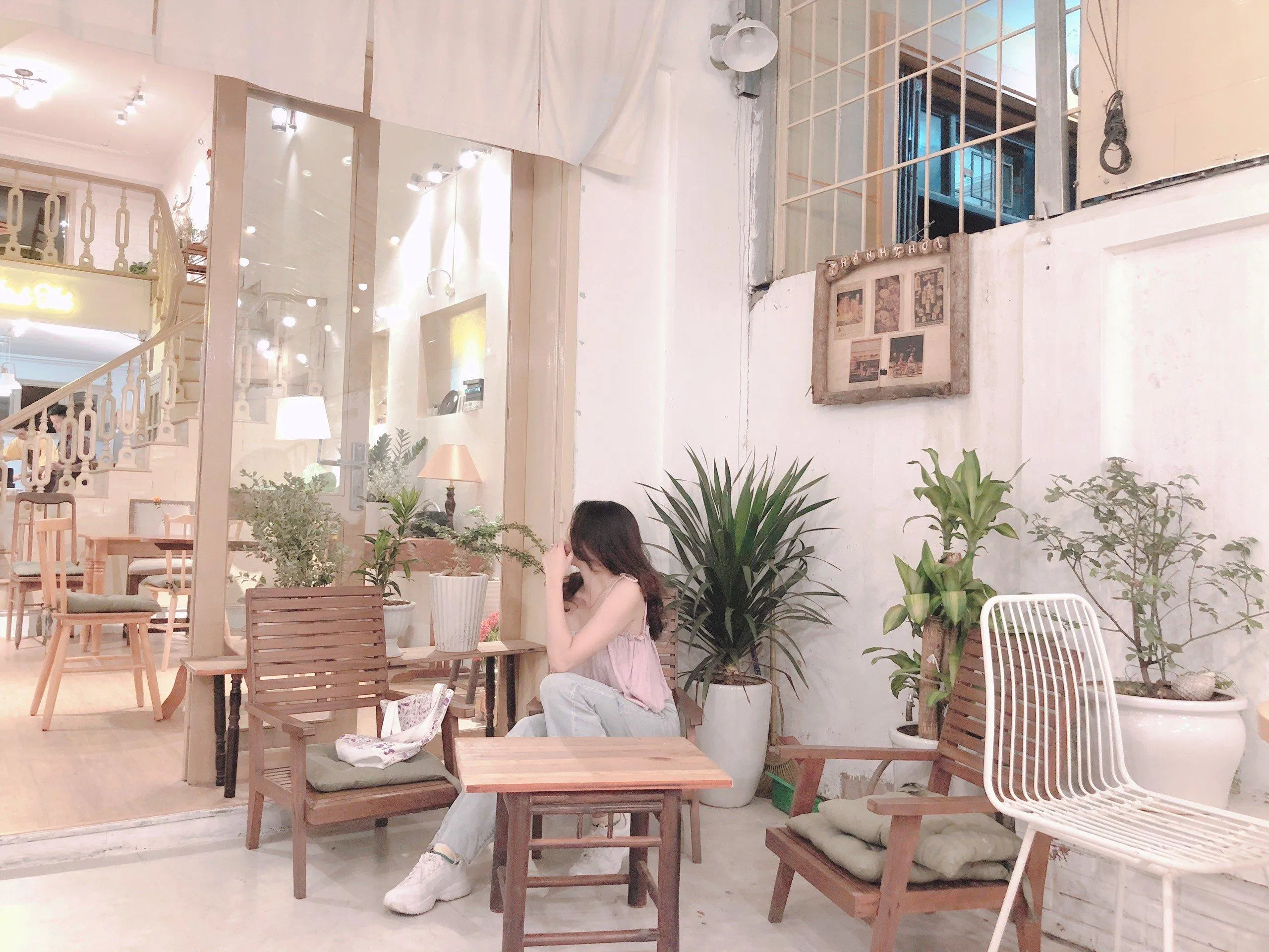 Không gian ngoài trời tầng 1 với những bộ bàn ghế nhỏ xinh (Nguồn : minhlakhenh). Không gian ngoài trời tầng 1 với những bộ bàn ghế nhỏ xinh (Nguồn : minhlakhenh).