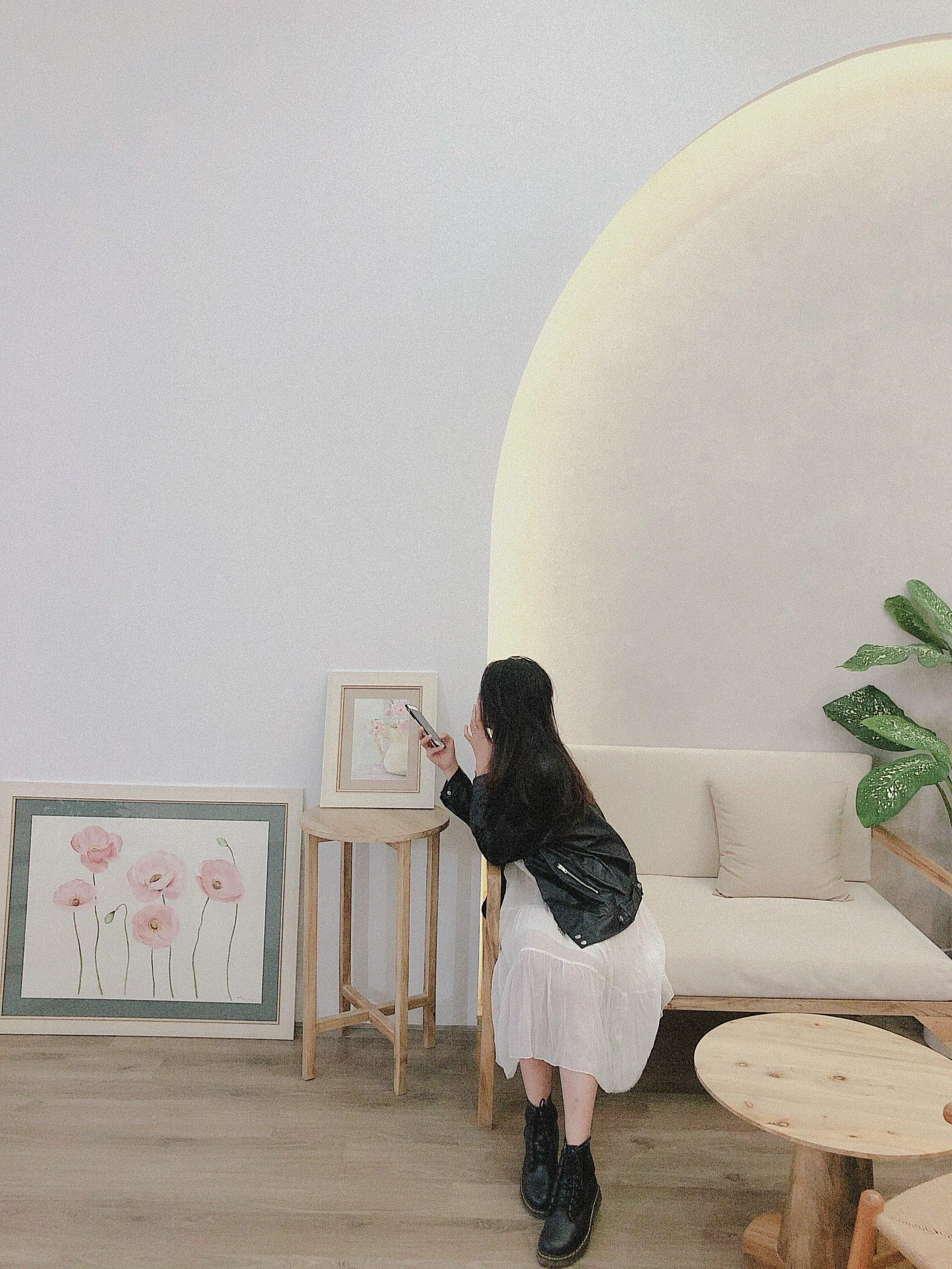 Các bức tranh được decor ở nhiều góc quán (Nguồn: minhlakhenh). Các bức tranh được decor ở nhiều góc quán (Nguồn: minhlakhenh).