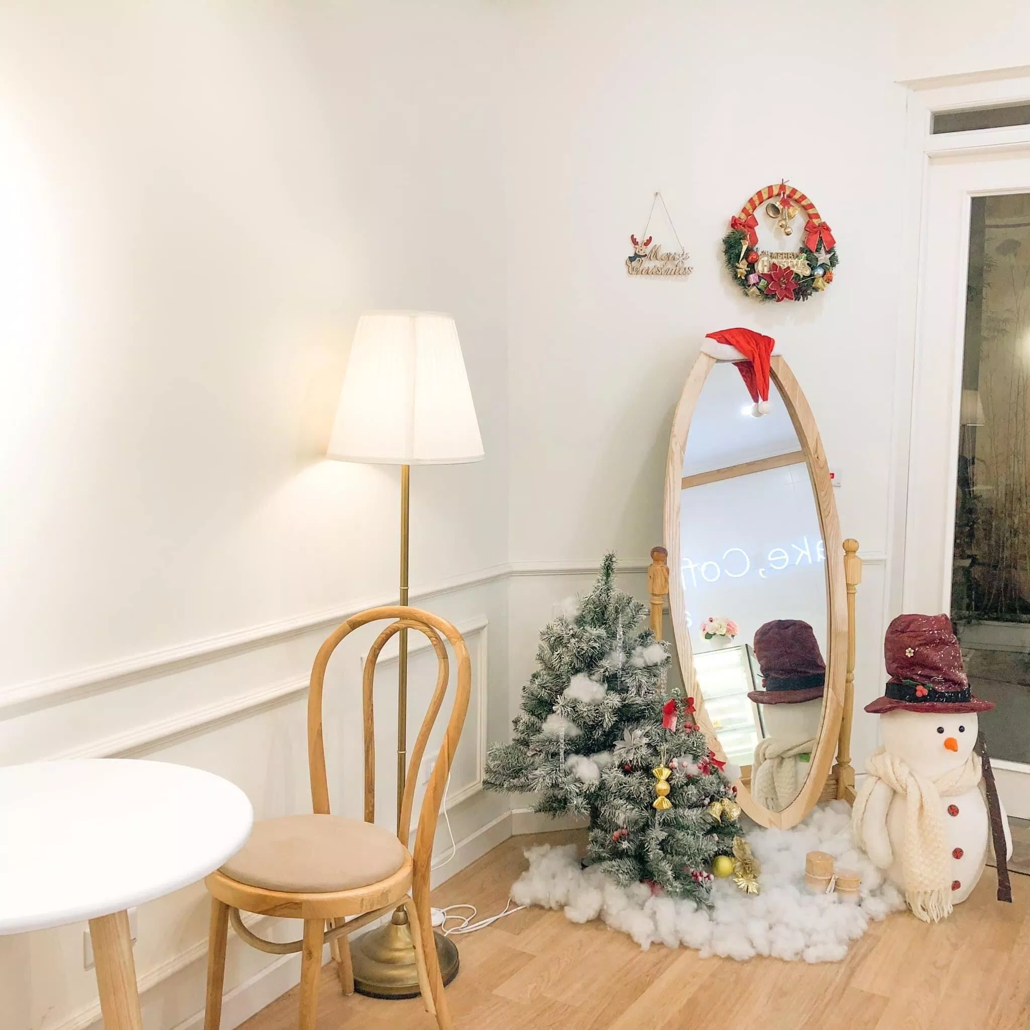 Chiếc gương sống ảo tạo điểm nhấn cho không gian quán (Nguồn: Ngân Hà). Chiếc gương sống ảo tạo điểm nhấn cho không gian quán (Nguồn: Ngân Hà).