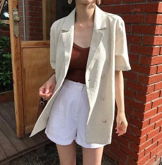 Blazer phối cùng quần short khác màu, năng động, thoải mái (Ảnh: internet)