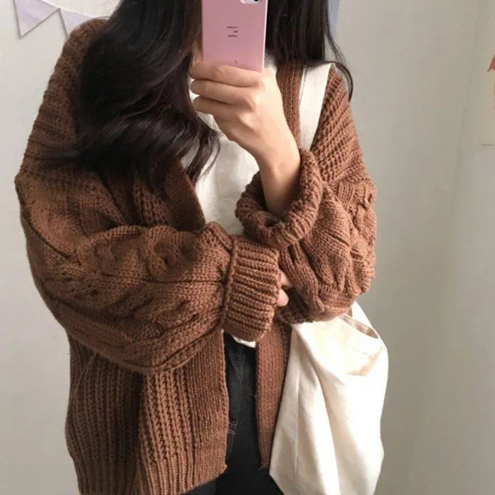 Cardigan mix cùng quần jeans bó hoặc ống đứng (Nguồn: Pinterest)
