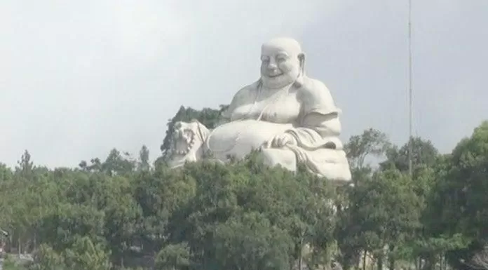 Tượng Phật Di Lặc trên đỉnh núi Cấm (Ảnh: Internet).