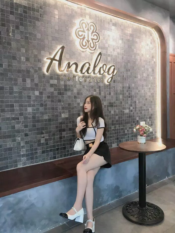 Không gian bên trong nhà tone màu trầm bắt mắt - Ảnh: Diuu Linn Không gian bên trong nhà tone màu trầm bắt mắt - Ảnh: Diuu Linn