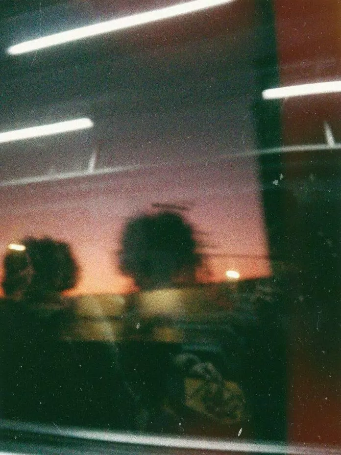 Le coucher de soleil devant la fenêtre du train est toujours le plus beau à mes yeux (Ảnh: Internet).