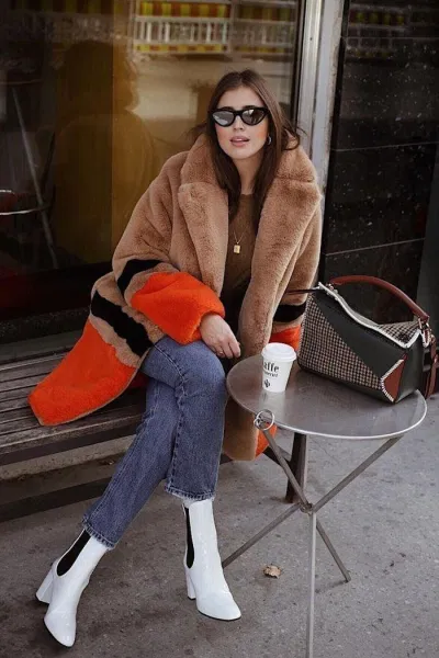 Ankle boots màu trắng tạo nên điểm nhấn nổi bật cho bộ trang phục (Nguồn: Internet).