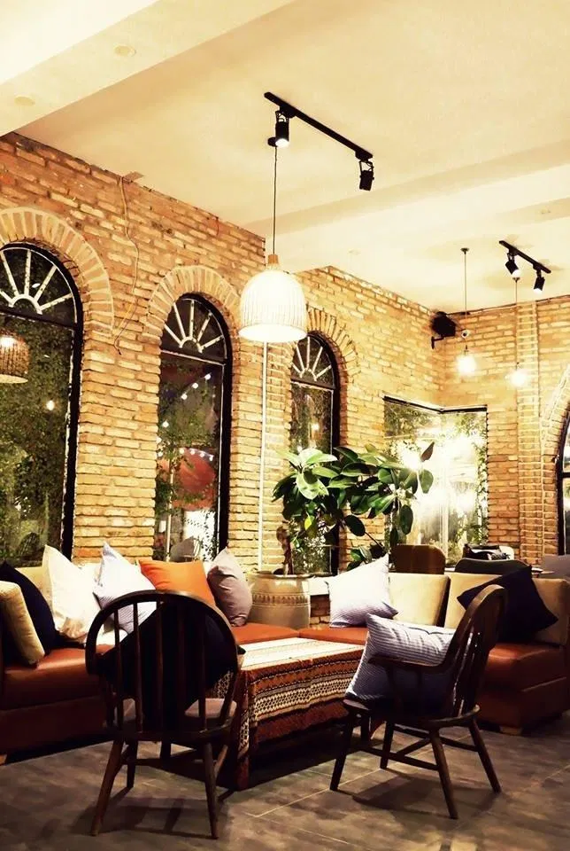 Không gian tại Ann' Coffee ( Ảnh Ann's Cofee) Điểm mặt ngay top 5 quán trà sữa tại Bến Tre ấm áp an toàn ăn vặt Ann s Coffee bánh ngọt Bến Tre c vị cà phê chia sẻ chuyên nghiệp cổ điển đậm đà địa điểm đồ uống giới trẻ hấp dẫn Hemo Coffee hiện đại khám phá không gian Lekao s Coffee màu trắng món ngon nhẹ nhàng phong cách quán trà sữa Rộng rãi Sạch sẽ sang trọng sống ảo thiết kế thông tin thu hút thức uống thức uống ngon tinh tế tocotoco top 5 trà sữa trà sữa Bến Tre view đẹp Xíu Signature xu hướng