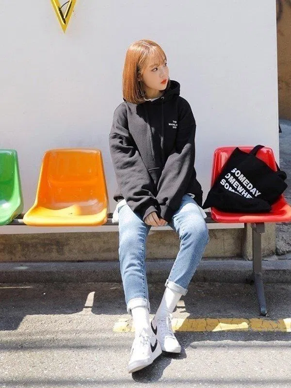 Phối đồ với áo hoodie và quần jean (Nguồn: Internet)