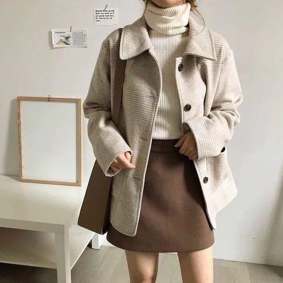Phong cách" trên đông dưới hè" với áo cổ lọ phối layer cùng shacket và chân váy ngắn (ảnh: internet) Phong cách" trên đông dưới hè" với áo cổ lọ phối layer cùng shacket và chân váy ngắn (ảnh: internet)