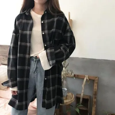 Shacket họa tiết caro góp phần tạo điểm nhất cho outfit (ảnh: internet) Shacket họa tiết caro góp phần tạo điểm nhất cho outfit (ảnh: internet)