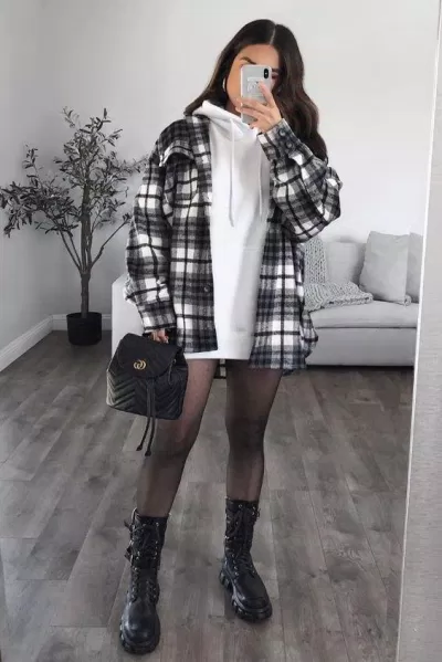 Áo Shacket phối cùng Hoodie với style giấu quần cũng là một ý tưởng tuyệt vời (ảnh: internet) Áo Shacket phối cùng Hoodie với style giấu quần cũng là một ý tưởng tuyệt vời (ảnh: internet)