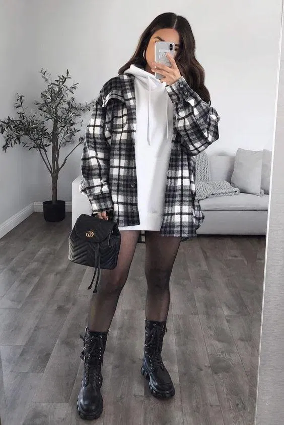Áo Shacket phối cùng Hoodie với style giấu quần cũng là một ý tưởng tuyệt vời (ảnh: internet) Áo Shacket phối cùng Hoodie với style giấu quần cũng là một ý tưởng tuyệt vời (ảnh: internet)