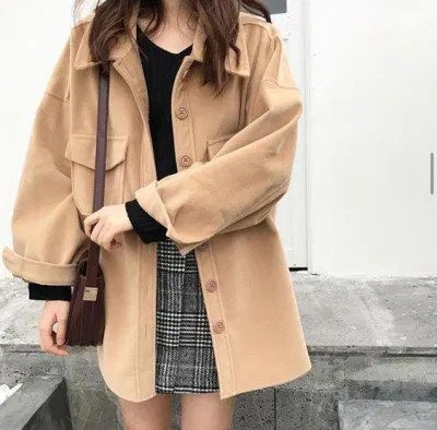 Áo Shacket phối cùng chân váy kẻ dịu dàng (ảnh: internet) Áo Shacket phối cùng chân váy kẻ dịu dàng (ảnh: internet)