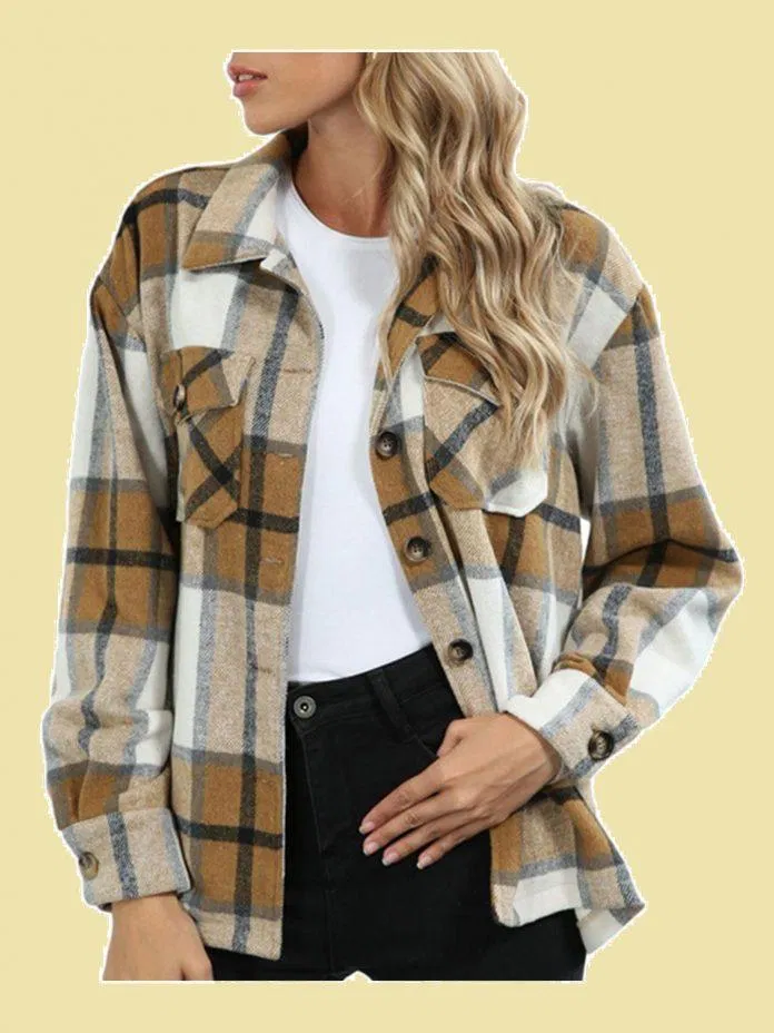 Áo Shacket kẻ caro cùng áo Sweater trắng đơn giản (ảnh: internet)