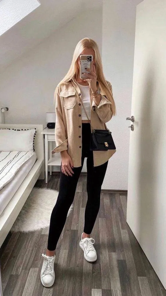 Shacket cùng legging ôm cực tôn dáng (ảnh: internet) Shacket cùng legging ôm cực tôn dáng (ảnh: internet)