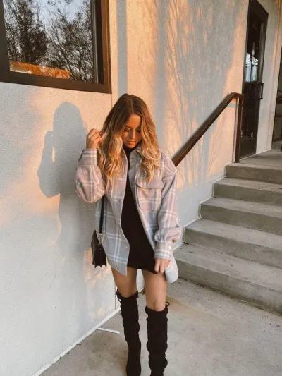 Mặc đầm đơn sắc giữa mùa đông nhưng vẫn cực ấm áp và thời trang khi phối cùng áo Shacket và boot cao cổ (ảnh: internet) Mặc đầm đơn sắc giữa mùa đông nhưng vẫn cực ấm áp và thời trang khi phối cùng áo Shacket và boot cao cổ (ảnh: internet)