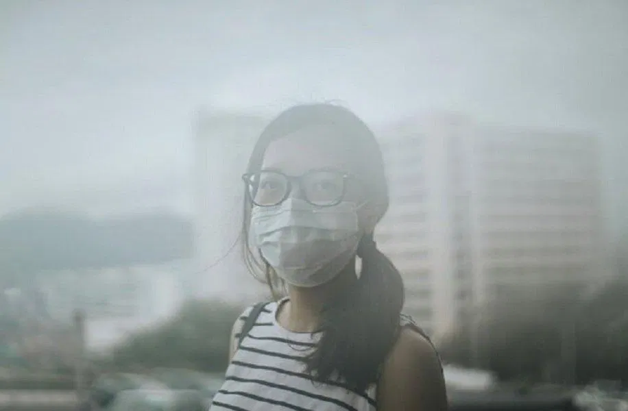 Chú ý đeo kính, đeo khẩu trang khi ra đường. (Ảnh: Internet)