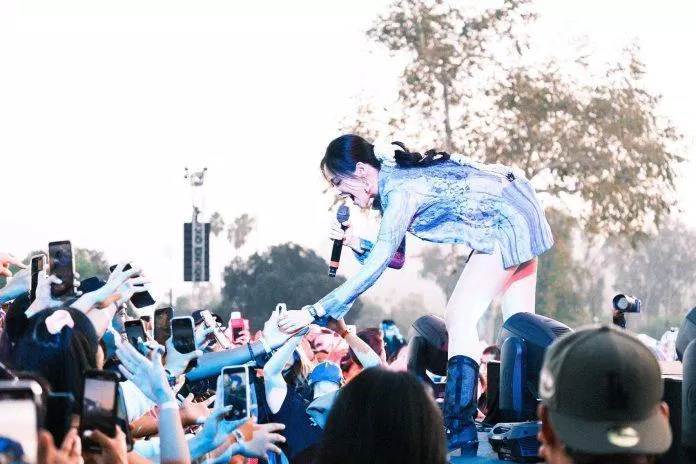 Bibi ký tên trên tay của người hâm mộ. (Nguồn: Nelson Park) Bibi ký tên trên tay của người hâm mộ. (Nguồn: Nelson Park)