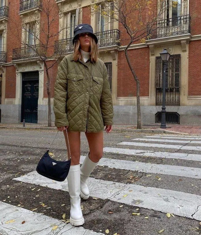 Hoặc cá tính hơn một chút khi phối cùng áo khoác oversized màu xanh quân đội (Nguồn: Internet).