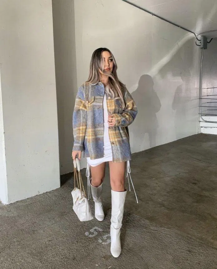 Vừa ấm áp vừa nổi bật khi kết hợp boots cao cổ cùng với áo khoác oversized (Nguồn: Internet).