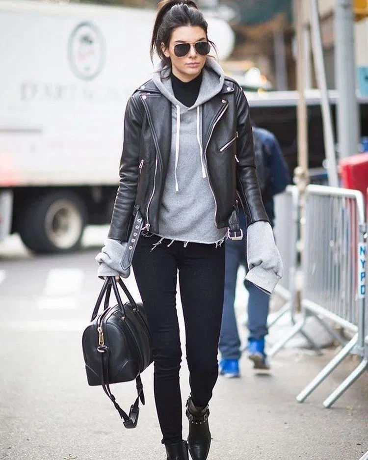 Boots cổ thấp được kết hợp cùng quần jeans ôm và áo khoác da tạo nên tổng thể vô cùng bắt mắt (Nguồn: Internet).