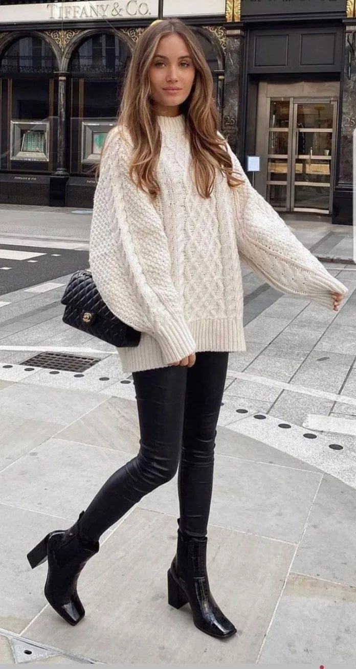 Combo siêu hack chân cùng quần da bó và boots cổ thấp (Nguồn: Internet).