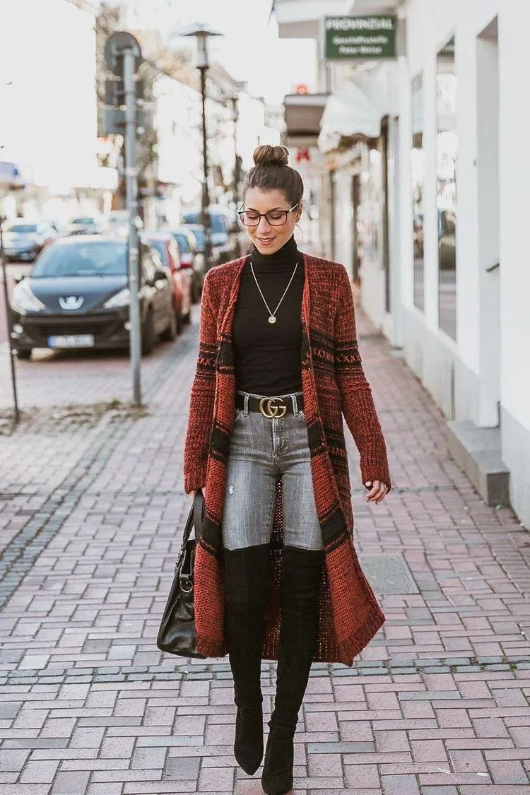 Boots cao cổ phối cùng quần jeans không bao giờ lỗi thời (Nguồn: Internet).