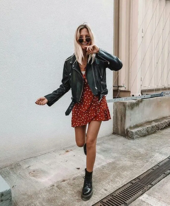 Váy hoa mềm mại kết hợp boots cổ thấp tinh nghịch (Nguồn: Internet).