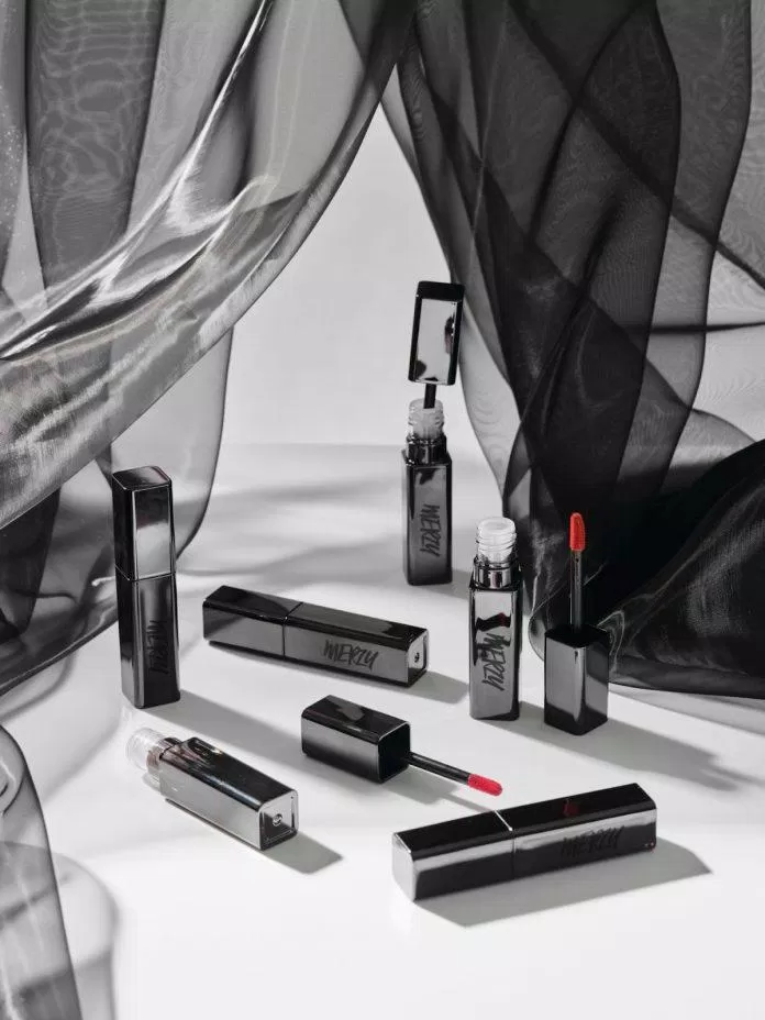 Phiên bản son kem lì Merzy Noir The Velvet Tint với phần cọ nổi bật giữa màn đêm ( Nguồn: internet)