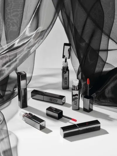 Phiên bản son kem lì Merzy Noir The Velvet Tint với phần cọ nổi bật giữa màn đêm ( Nguồn: internet)