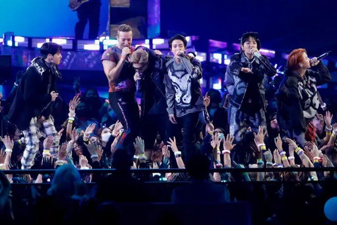 Hình ảnh của nhóm cùng Coldplay trình diễn My Universe cực sung (Ảnh: Internet) Hình ảnh của nhóm cùng Coldplay trình diễn My Universe cực sung (Ảnh: Internet)