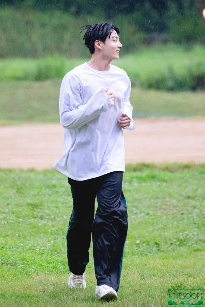 Jungkook giống như đang tham gia một bộ phim thanh xuân vườn trường vậy. (Ảnh: Internet) Jungkook giống như đang tham gia một bộ phim thanh xuân vườn trường vậy. (Ảnh: Internet)