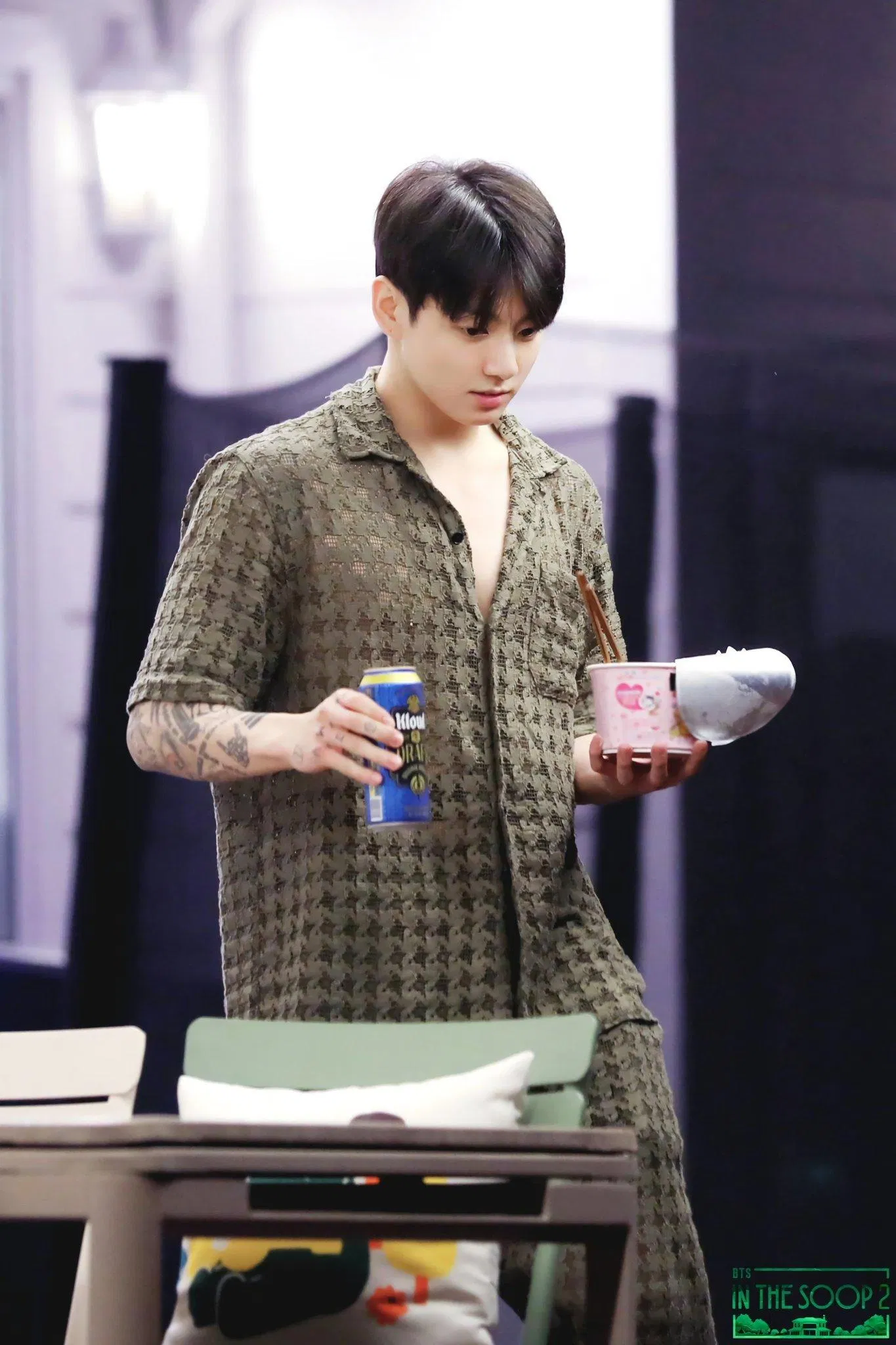 Jungkook và các thành viên BTS đều để mặt mộc trong chương trình In The Soop 2. (Ảnh: Internet)