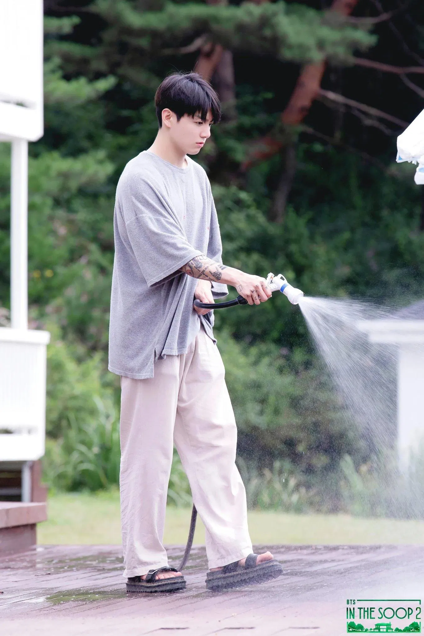 Anh hàng xóm đẹp trai sáng ngủ dậy tưới cây nè. (Ảnh: Internet) Anh hàng xóm đẹp trai sáng ngủ dậy tưới cây nè. (Ảnh: Internet)