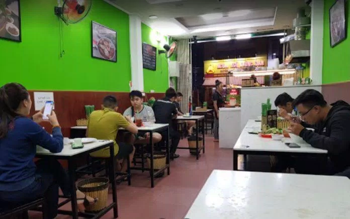 जगह साफ-सुथरी है, रेस्टोरेंट रात में सड़क पर खुला रहता है, इसलिए ग्राहकों की काफी भीड़ होती है (फोटो: इंटरनेट)