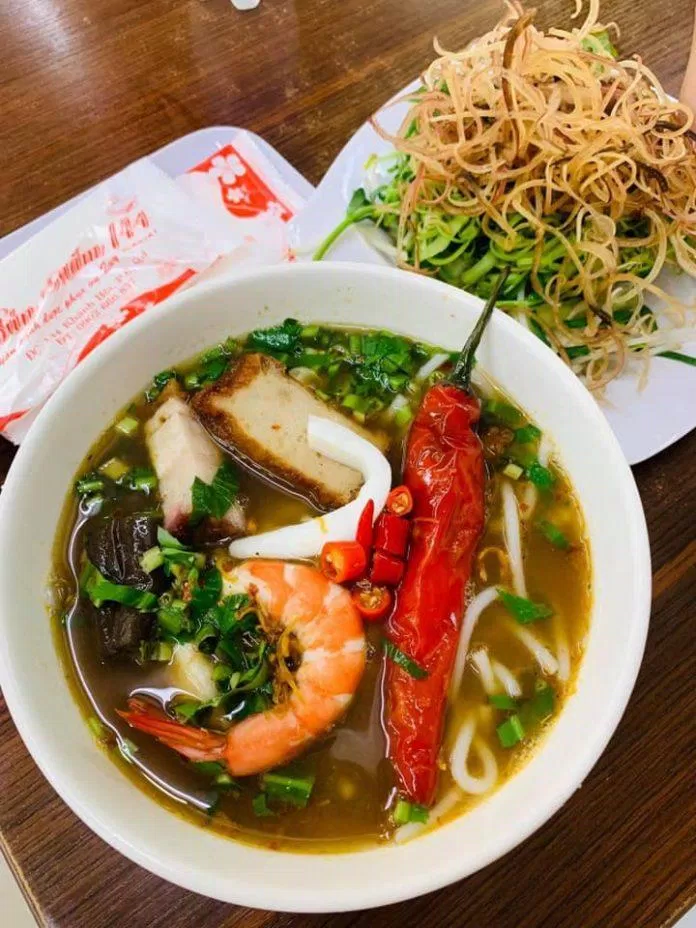 167 Top 8 quán bún mắm ngon “muốn xỉu” ở Sài Gòn! mới nhất 4 आकर्षक शोरबा में एक विशिष्ट सुगंध होती है, जिसे लाल उबले हुए झींगा, स्टीम्ड कटलफिश, भुना हुआ सूअर का मांस, स्नेकहेड मछली के साथ मिलाया जाता है .. (फोटो: इंटरनेट)