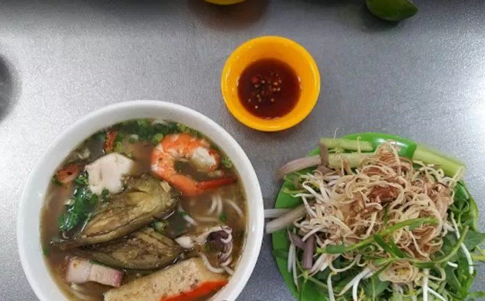 167 Top 8 quán bún mắm ngon “muốn xỉu” ở Sài Gòn! mới nhất 18 सेंवई झींगा, व्यंग्य, मछली, स्वादिष्ट चबाने वाले रोल जैसी सामग्री से भरा है, और शोरबा बहुत समृद्ध और स्वादिष्ट है। (फोटो: इंटरनेट)