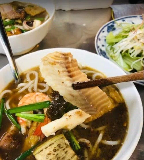 167 Top 8 quán bún mắm ngon “muốn xỉu” ở Sài Gòn! mới nhất 8 स्नेकहेड मछली, झींगा और ऑक्टोपस मीठे, चबाने वाले होते हैं और कटोरे में काफी कुछ डाल देते हैं। (फोटो: इंटरनेट)
