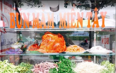 Bún mắm miền tây Dung gây “thương nhớ” với vị nước lèo ngon cùng với mực, tôm, thịt,....(Ảnh: Internet)